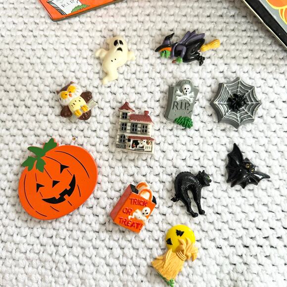 JSNY 80s Vintage Plastic Miniature Halloween 11 Magnets Set in Original Tin - Picture 3 of 8